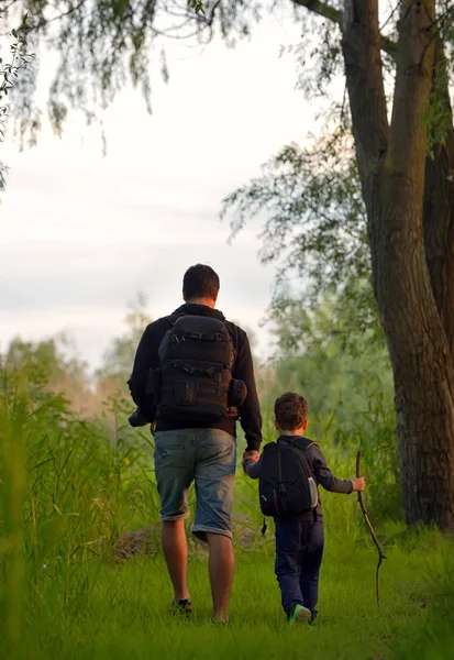 Padre e hijo en camino —  Fotos de Stock