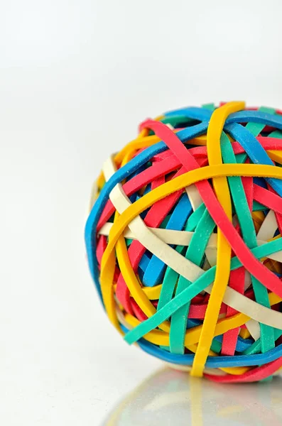 Ball aus Gummibändern isoliert — Stockfoto