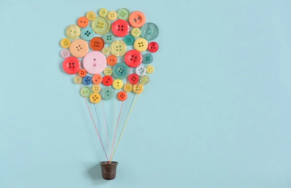 Balão de ar quente de botões de costura coloridos — Fotografia de Stock