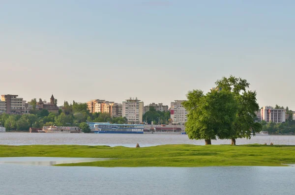 Rio Danúbio e cidade de Galati — Fotografia de Stock