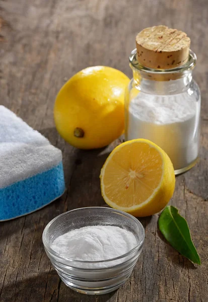 Natürliche Reinigungswerkzeuge Zitrone und Natriumbicarbonat — Stockfoto