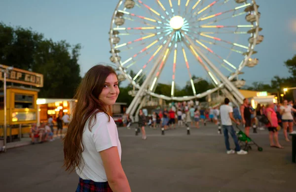 Adolescente chica en parque de atracciones — Foto de Stock