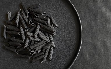 Siyah fasulyeli makarna.