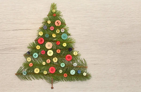 Karácsonyfa fenyőágakból és gombokból — Stock Fotó