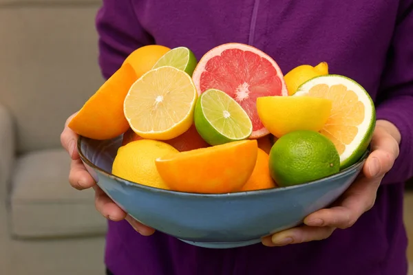 Vrouw met verschillende soorten citrusvruchten — Stockfoto