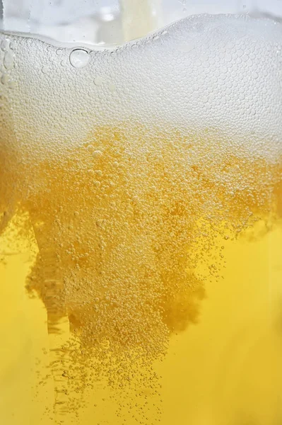 Blond bier met bubbels — Stockfoto