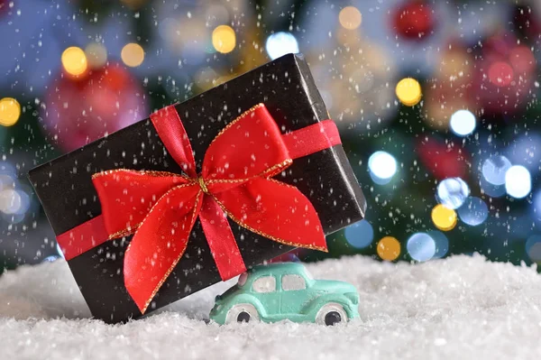 Auto mit einem Weihnachtsgeschenk — Stockfoto