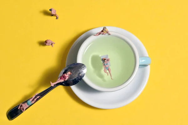 Personnes miniatures debout sur la plage ou glissière d'eau — Photo