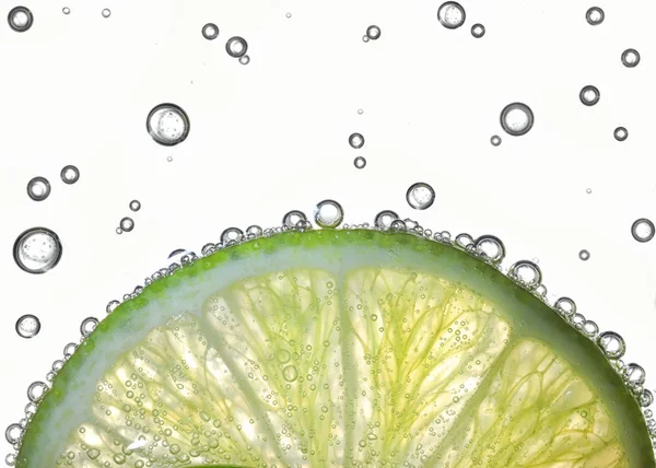 Suyun içinde limon dilimleri — Stok fotoğraf