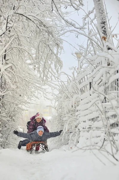 Crianças deslizando no tempo de inverno — Fotografia de Stock