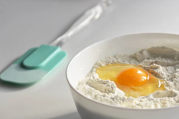 Brutna ägg på mjöl, för att göra bröd — Stockfoto
