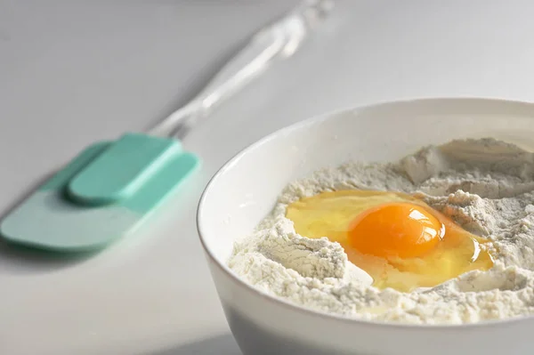 Gebroken ei op meel, voor het maken van brood — Stockfoto