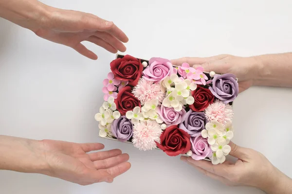 Sabundan yapılmış farklı çiçeklerin olduğu bir kutu vermek — Stok fotoğraf