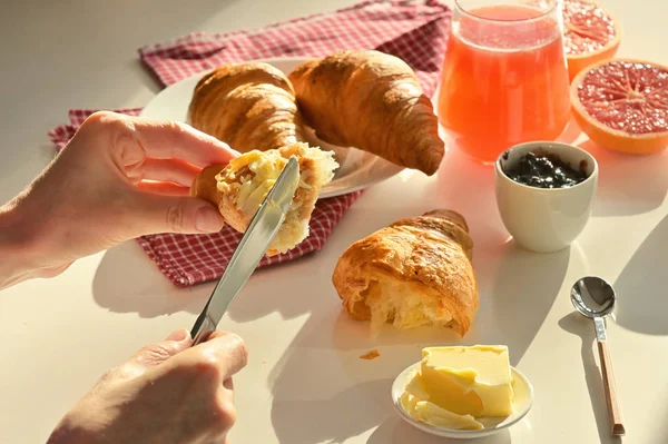 Desayuno con zumo y croissant —  Fotos de Stock