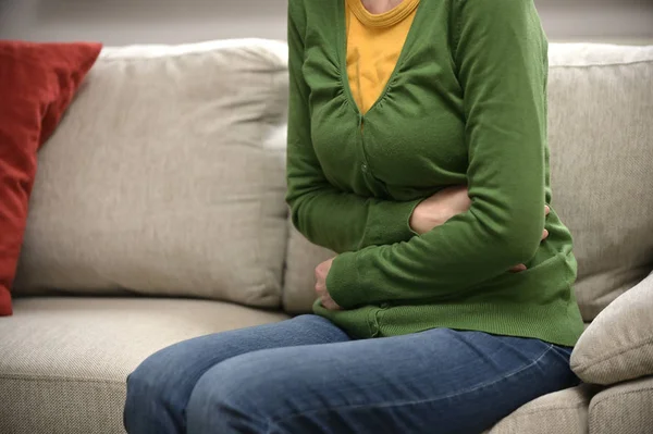 Ženské přední břicho bolestivé — Stock fotografie