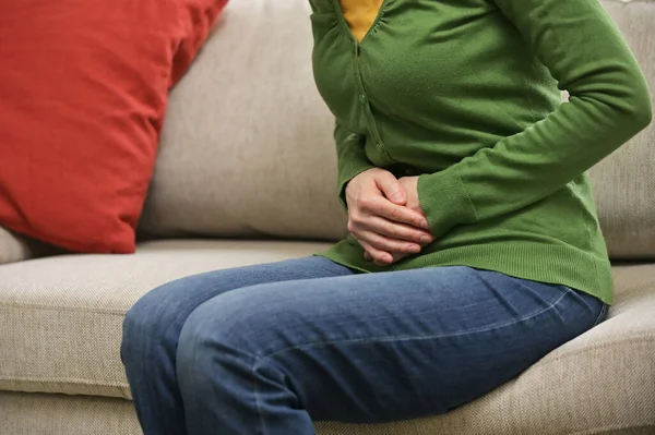 Mujer Frente Estómago doloroso — Foto de Stock