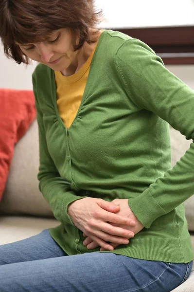 Frau Magen schmerzhafte Anzeichen von Eierstockschmerzen Stockbild