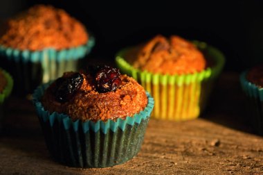 Çikolatalı kekler ya da tahta meyveli meyveler.