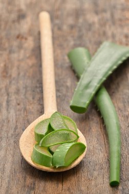 Aloe Vera Tahta Masa ve Kaşığı Dilimliyor