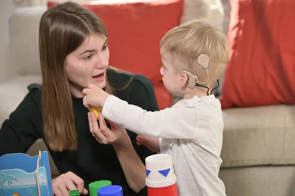 Menino Com Implantes Cocleares Brincando Com Sua Mãe — Fotografia de Stock