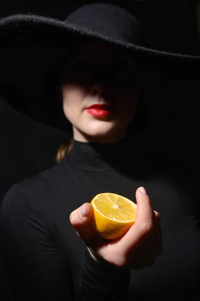 Woman Red Lips Black Hat Holding Half Lemon — Stock Photo, Image