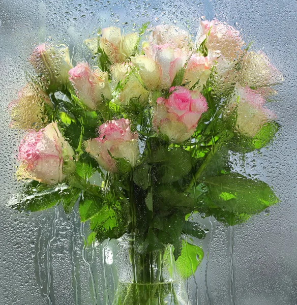 Roses Floues Derrière Une Fenêtre Avec Des Gouttes Eau — Photo