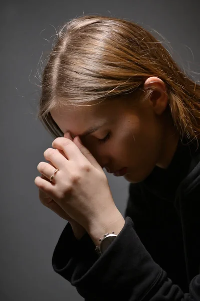 Young Woman Hands Praying Dark — Stock Photo, Image