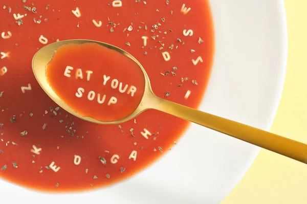 スプーンで文字麺とトマトスープ — ストック写真