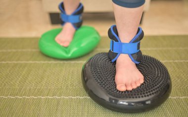 Hasta, bacak travmasından sonra evinde yatıyor.