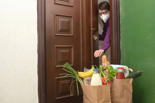 Entregar Alimentos Uma Mulher Auto Isolada Quarentena Casa — Fotografia de Stock