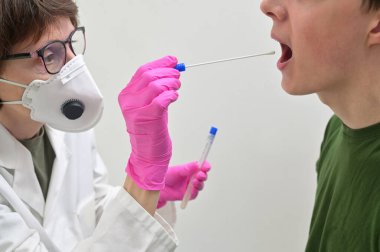 Doktor nazofaringeal burun ve boğaz temizleyicisi topluyor.