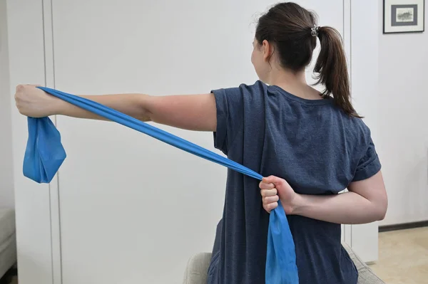 Giovane Fisioterapista Maschile Aiuta Una Ragazza Adolescente Con Esercizi Stretching — Foto Stock