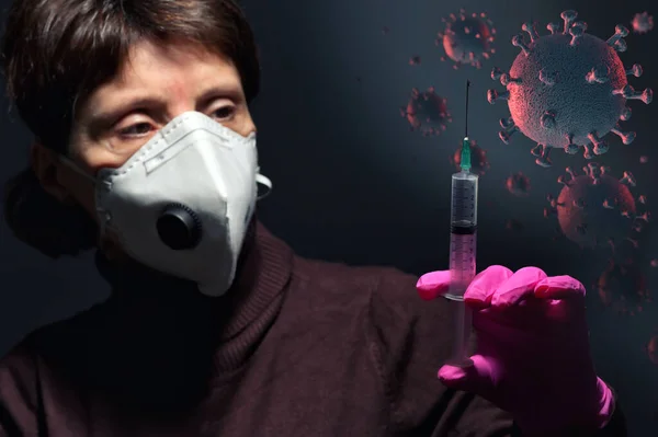 Kvinnan Bär Medicinsk Skyddande Virusmask Och Spruta — Stockfoto
