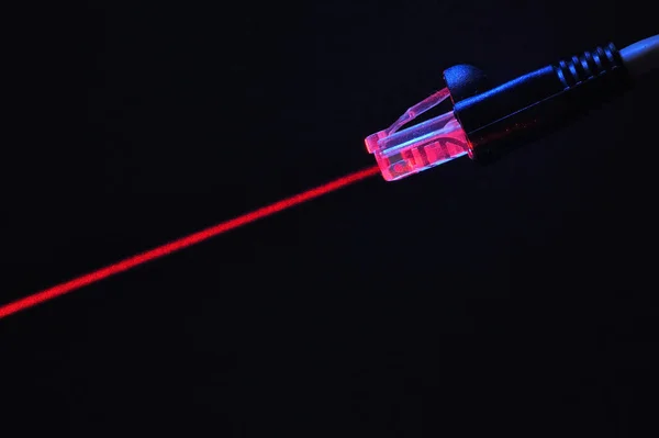 Lan电缆连接互联网和红光激光器 — 图库照片