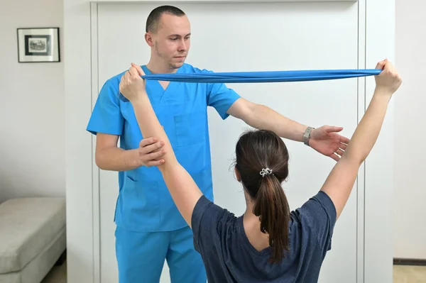 Een Jonge Mannelijke Fysiotherapeut Helpen Een Tiener Meisje Met Stretching — Stockfoto