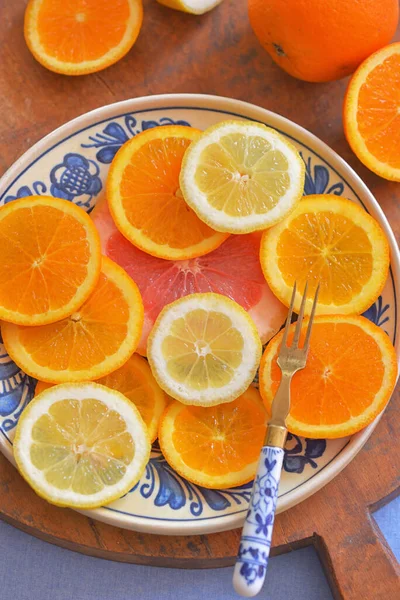 Closeup Citrus Fruit Slices Vintage Plate — Stock Photo, Image