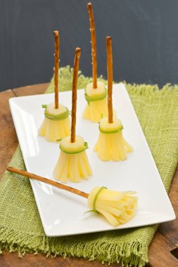 Tabaktaki çerez ve tuz çubukları.