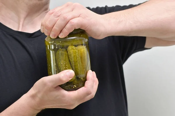 Man Moeilijk Proberen Verwijderen Dekking Van Komkommers Pot — Stockfoto