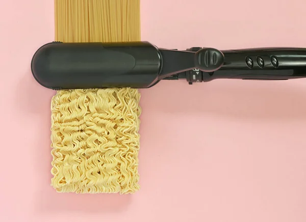 Αφηρημένη Κέρλινγκ Σιδήρου Σπαγγέτι Και Instant Noodles Ασίας Ramen — Φωτογραφία Αρχείου
