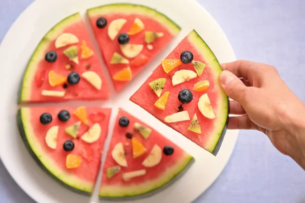 Uma Fatia Salada Frutas Exóticas Pizza Melancia — Fotografia de Stock