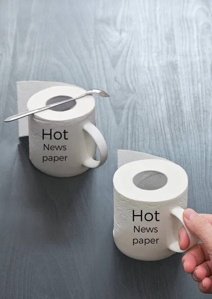 Abstrakte Hot News Tassen Mit Rollen Toilettenpapier — Stockfoto