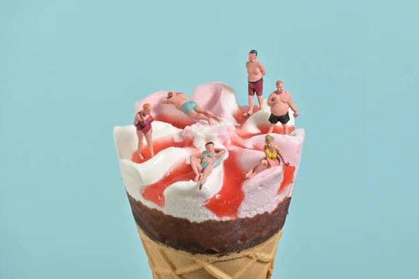 Мороженое Конусе Миниатюрные Люди Пляже — стоковое фото