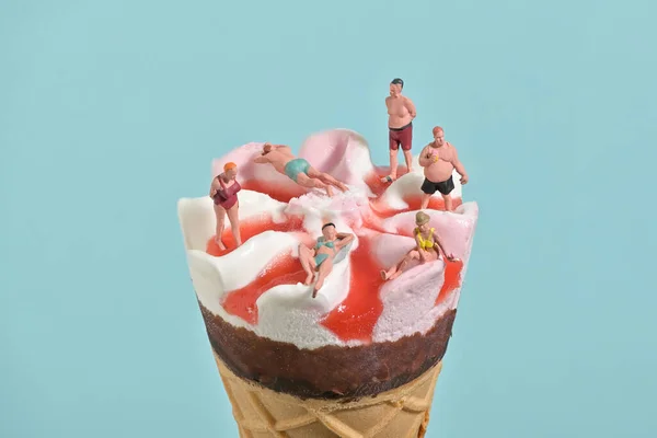 Gelato Cono Cialde Persone Miniatura Sulla Spiaggia — Foto Stock