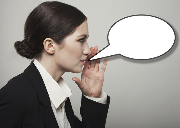 Красивая молодая леди думает о речи или мысли пузырь остроумия
