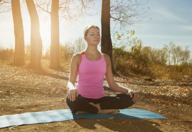 Muhteşem sarışın genç esmer yoga açık havada olması uygun