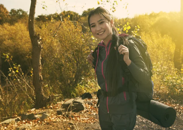 徒步旅行者亚洲女人搁在性质上的肖像 — 图库照片