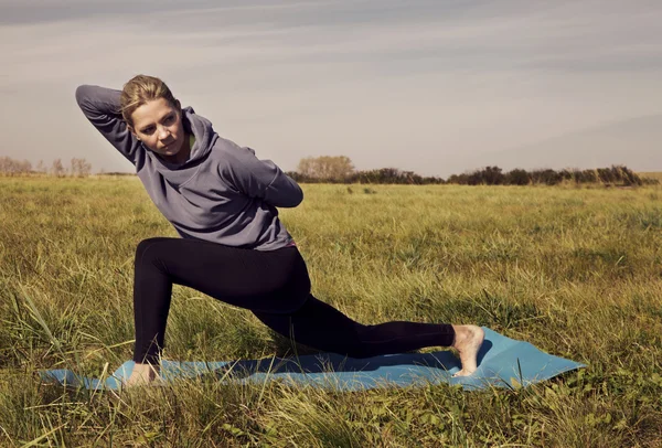 Mujer yoga posando en una naturaleza tonificando foto — Foto de Stock