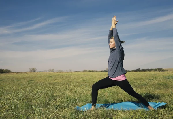 Sarışın güzel genç kadın doğada Yoga poz — Stok fotoğraf