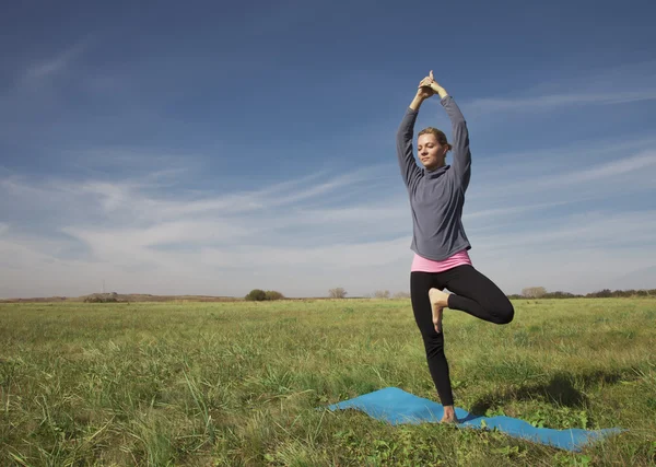 Yoga joven belleza mujer en verde hierba foto — Foto de Stock