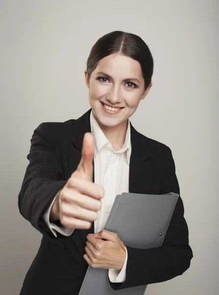 Glücklich lächelnde Geschäftsfrau mit Daumen-hoch-Geste — Stockfoto